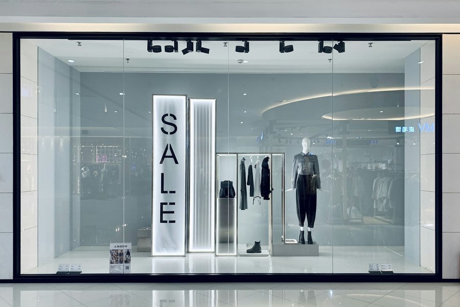 Retail shopfront in toughened glass and aluminium